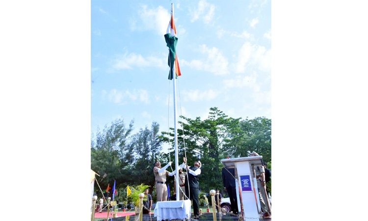 महाराष्ट्र दिन : पालकमंत्री धर्मरावबाबा आत्राम यांच्या हस्ते ध्वजारोहण